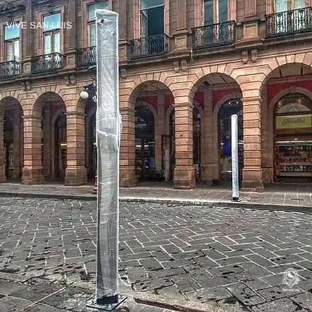 Postes que apagan la belleza del Centro Histórico de San Luis Potosí